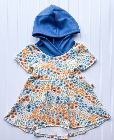 Grow With Me Hooded Hi-Low Wildflowers Peplum – Short Sleeve